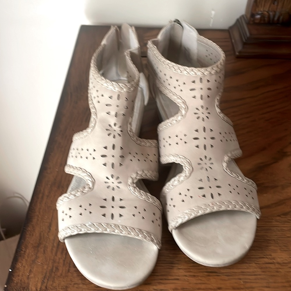 Cream sandal 👡